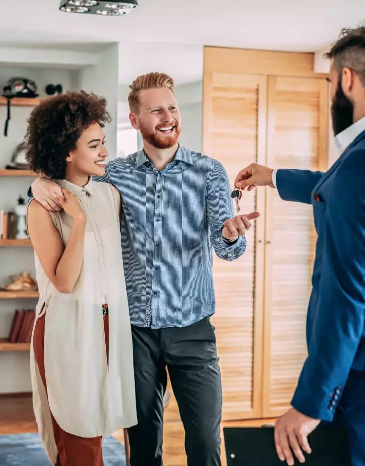 Couple-Getting-Keys Couple-Getting-Keys